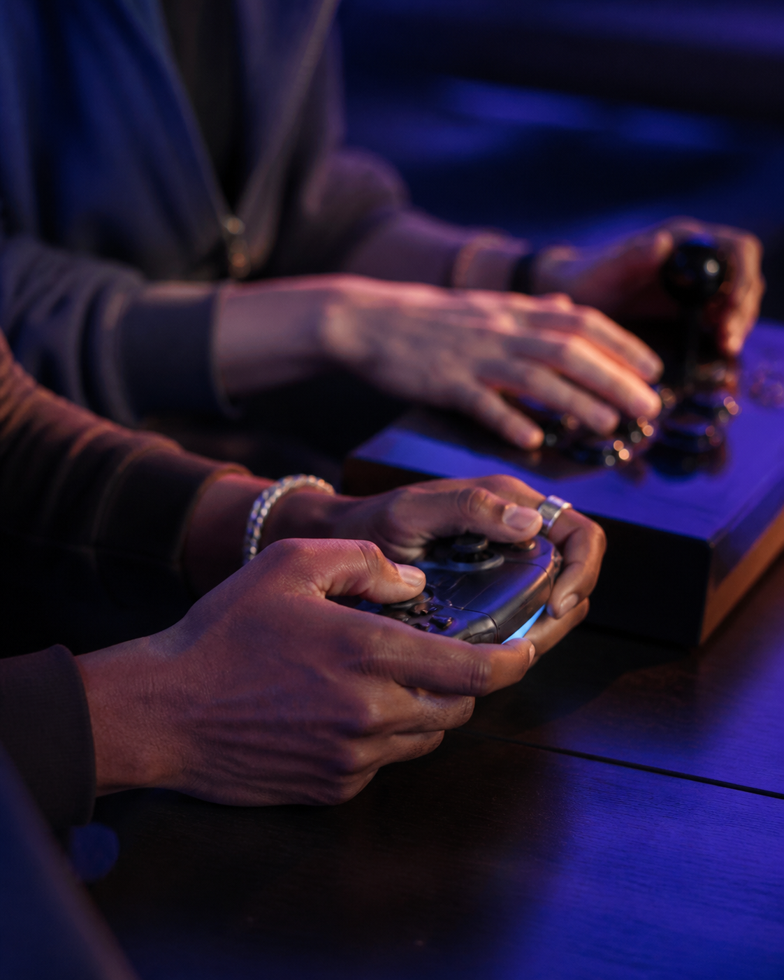 Des joueurs utilisant des manettes de jeu